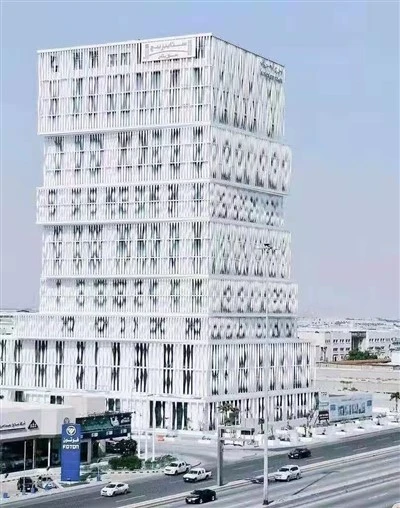 Luxury Shopping Mall 5 Star Hotel Décoration Aliminyòm Plafon Komisyon Konsèy Twist miray Cladding Panel
